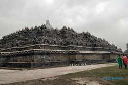 FOTO GUNUNG KELUD MELETUS : Borobudur Ditutup Terpaulin
