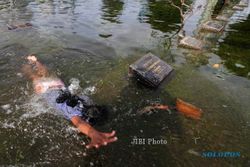 FOTO BANJIR JAKARTA : Berenang di Kuburan