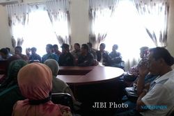 PENGUMUMAN CPNS 2013 : Tuntut Hasil Seleksi CPNS Dibatalkan, Ratusan Tenaga Honorer Mogok Kerja