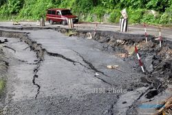 FOTO JALAN RAYA AMBLES : Jalan raya Kendal-Temanggung Amblas