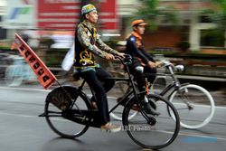 FOTO PARADE SEPEDA TUA : Komunitas Sepeda Tua Menjelajah Denpasar