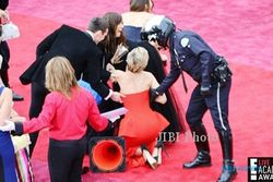 PIALA OSCAR 2014 : Jennifer Lawrence Tersandung di Red Karpet Oscar 2014