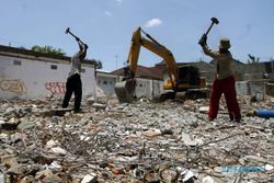 FOTO KELURAHAN TIMURAN : Membongkar Sisa Bangunan
