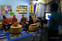 FOTO SMA BATIK 1 : Mencoba Ruang Multimedia