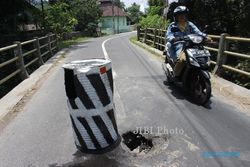 KERUSAKAN INFRASTRUKTUR : Dilewati Truk Galian C, Jembatan Juwiring Bolong