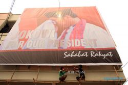 FOTO PEMILU 2014 : Memasang Poster Jokowi