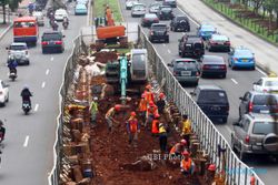 FOTO PEMBANGUNAN MRT : Menyiapkan Kontruksi Layang