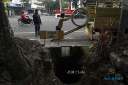 FOTO PEMBUATAN SUMUR RESAPAN : Menurunkan buis beton