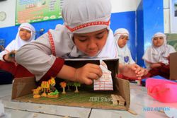 FOTO HARI ARSITEKTUR INDONESIA :  Membuat Kerajinan Diorama 