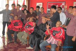 HASIL PILPRES 2014 : Jokowi Terpilih, Puluhan Warga Aksi Cukur Gundul