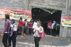 WARGA PROTES PABRIK : Banjir, Warga Nambangan Segel Pintu Masuk Pabrik