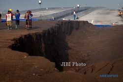 FOTO TOL GEMPOL-PORONG : Penurunan Tanah Proyek Tol Gempol-Porong