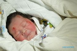 KISAH UNIK : Ajaib! Bayi Ini Hidup Meski Lahir saat Kecelakaan