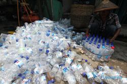 FOTO BOTOL BEKAS :  Mengemas botol air mineral