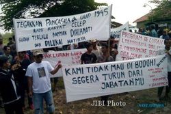 Warga Demo Tuntut Kades Celep Sukoharjo Mundur