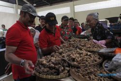 FOTO PASAR KLIWON : Wali Kota Solo Mengunjungi Pedagang