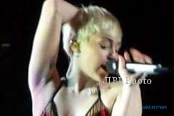 Walah, Miley Cyrus Cuma Pakai Bra dan CD Saat Konser di Milwaukee