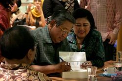 FOTO BUKU SBY : SBY Tandatangani Buku