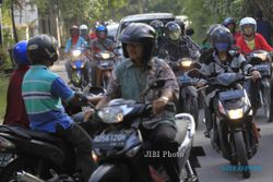 DRAG BIKE MANAHAN SOLO : Tutup Jl. Adi Sucipto Solo, Drag Bike Bikin Macet