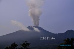 AKTIVITAS GUNUNG SLAMET : Meletus Lagi, Gunung Slamet Semburkan Asap Hitam