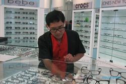 INFO BELANJA : Kacamata Premium dari Titanium hingga Sepuh Emas
