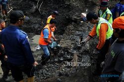 FOTO LONGSOR BANDUNG :  Evakuasi Puing-Puing Longsor Tebing