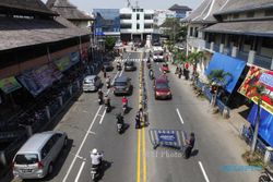 AKSI MASSA : Warga Jajar Protes Pemasangan Pembatas Jalan