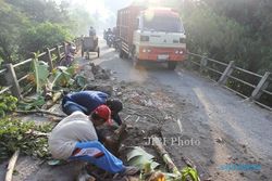 JALAN RUSAK KLATEN : Jembatan Poitan Jebol, Warga Swadaya Menambal