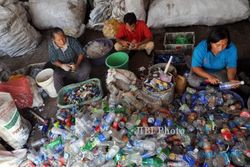 FOTO BANK SAMPAH MALANG : Memilah Sampah Plastik