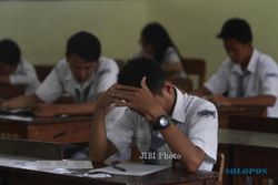 FOTO UJIAN SEKOLAH : Mengerjakan Soal Ujian Sekolah 