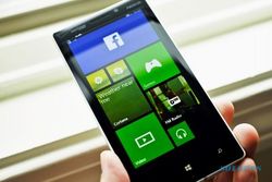 BURSA GADGET : Windows Phone Geser Popularitas Blackberry 