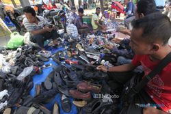 FOTO PASAR DESA BLIMBING GATAK : Memilih sepatu bekas