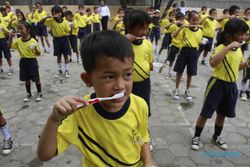 FOTO HARI KESEHATAN GIGI DAN MULUT SEDUNIA : Menyikat gigi massal 