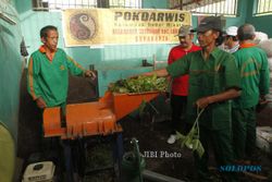 FOTO MIDER PRAJA : Meninjau Pembuatan Pupuk Kompos