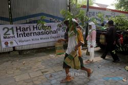 FOTO HARI HUTAN INTERNASIONAL : Membawa Bibit Tanaman