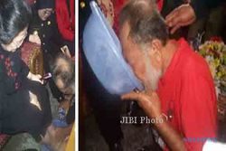 Foto Kader PDIP Minum Air Bekas Cuci Kaki Megawati Bikin Heboh Dunia Maya
