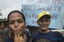 FOTO JOKOWI CAPRES : Jokowi Didemo Waria 
