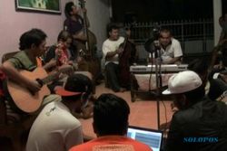 MUSIK KERONCONG : Ras of Nation Olah Keroncong Jadi Muda