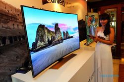 FOTO TELEVISI LAYAR LENGKUNG :  Samsung Curved UHD TV