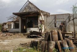 FOTO RELOKASI BANTARAN SUNGAI BENGAWAN SOLO : Membongkar Rumah Warga