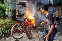 FOTO KEBAKARAN SOLO : Gerobak Batagor Terbakar di CFD