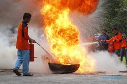 FOTO SIMULASI KEBAKARAN : Siswa Memadamkan Api