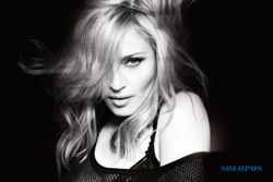 VIDEO KONTROVERSIAL : Madonna Cium Bibir Drake di Panggung 