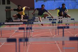 FOTO POK UTP : Berlatih Lompat Gawang