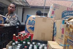 OPERASI PEKAT : 600 Botol Miras di Minimarket Disikat Polisi
