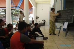 FOTO HARI PUSAKA DUNIA : Belajar Membaca Aksara Jawa 