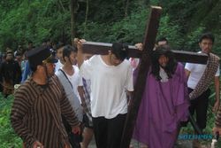 HARI PASKAH 2014 : Ratusan Umat Katolik Jalan Salib di Gunung Gandul