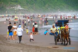 WISATA BANTUL : Parkir di Pantai Parangtritis Amburadul