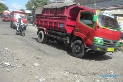 JALAN RUSAK SUKOHARJO : Jalan Lingkar Sukoharjo Rusak Parah