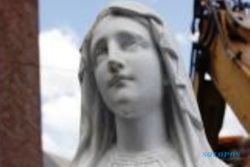 KISAH UNIK : Patung Maria Menangis Jadi Tontonan Warga AS